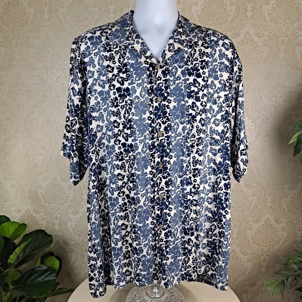 Town Craft Size Medium Blue and White Patterned Short Sleeve Button Up Shirt EUC